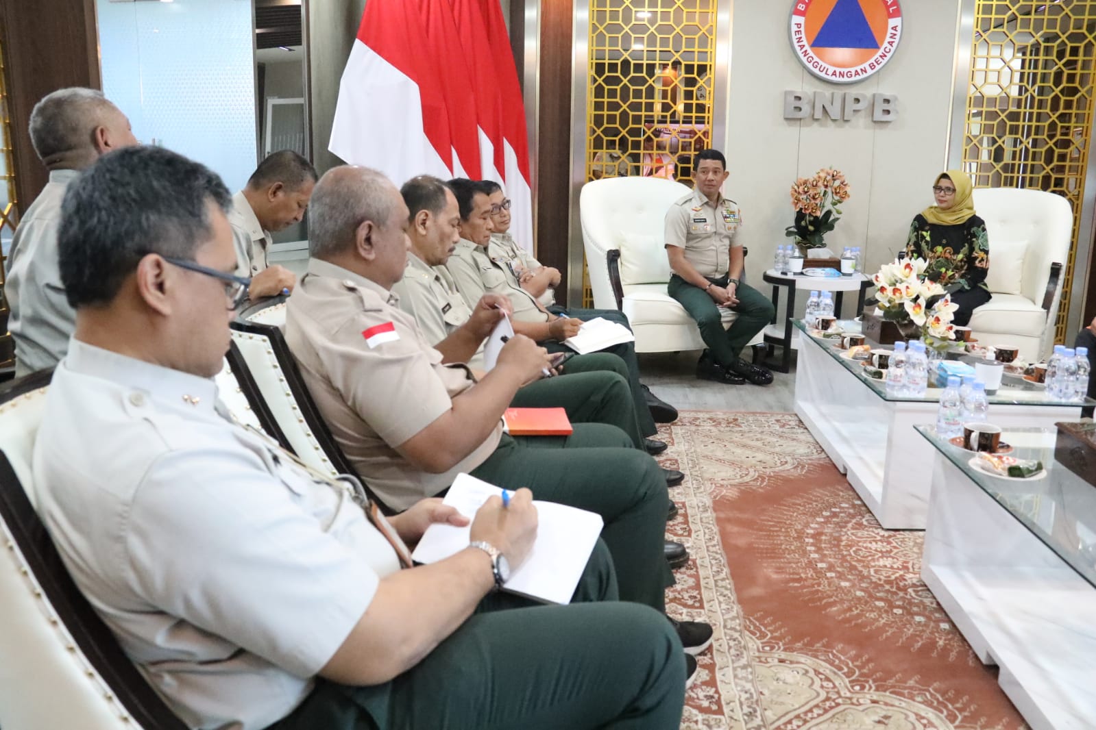 Kepala Badan Nasional Penanggulangan Bencana (BNPB) Letjen TNI Suharyanto beserta jajaran pejabat tinggi di lingkungan BNPB menerima Bupati Blitar Rini Syarifah di Gedung Graha BNPB, Jakarta, Senin (21/8).